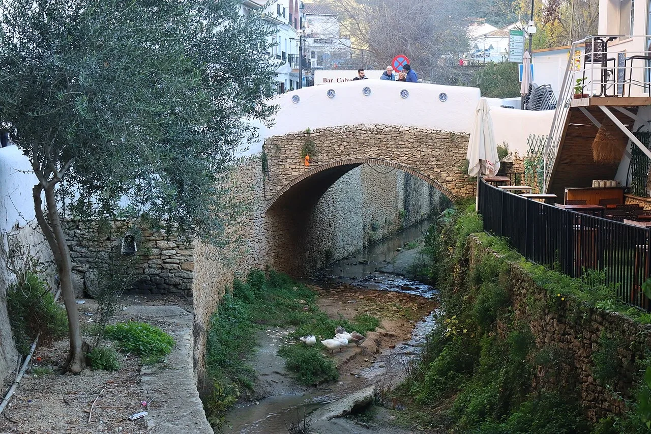 Puente sobre el río Trejo en Setenil