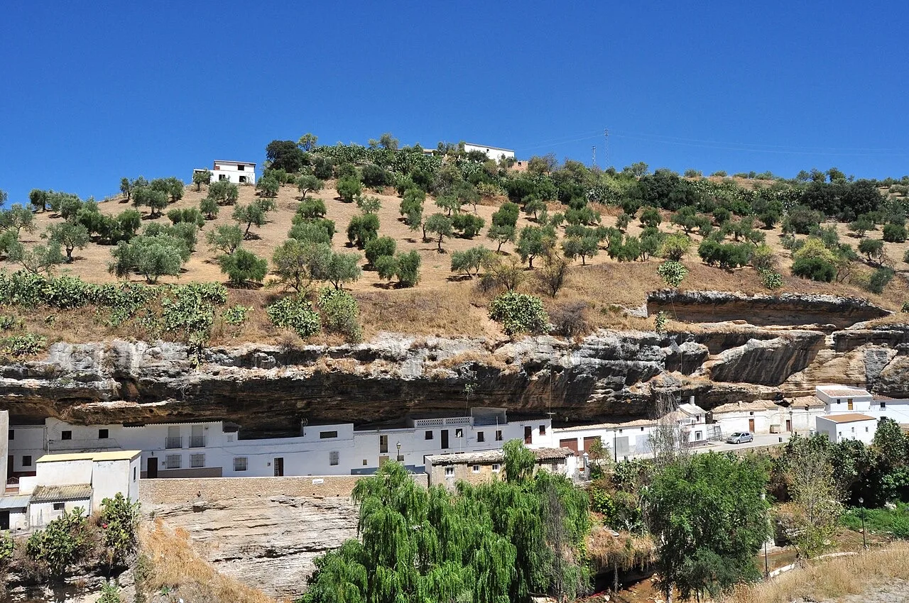Casas excavadas bajo la roca junto al río en Setenil