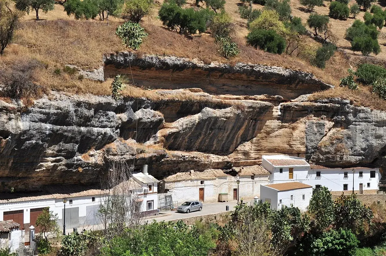 Casas bajo la roca en Setenil