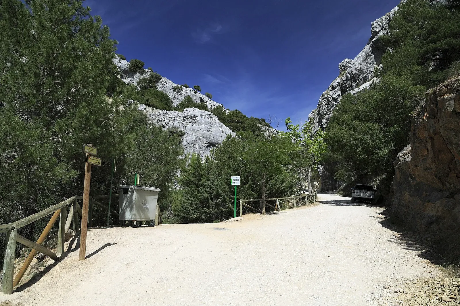 Camino de acceso al nacimiento del Guadalquivir entre montañas
