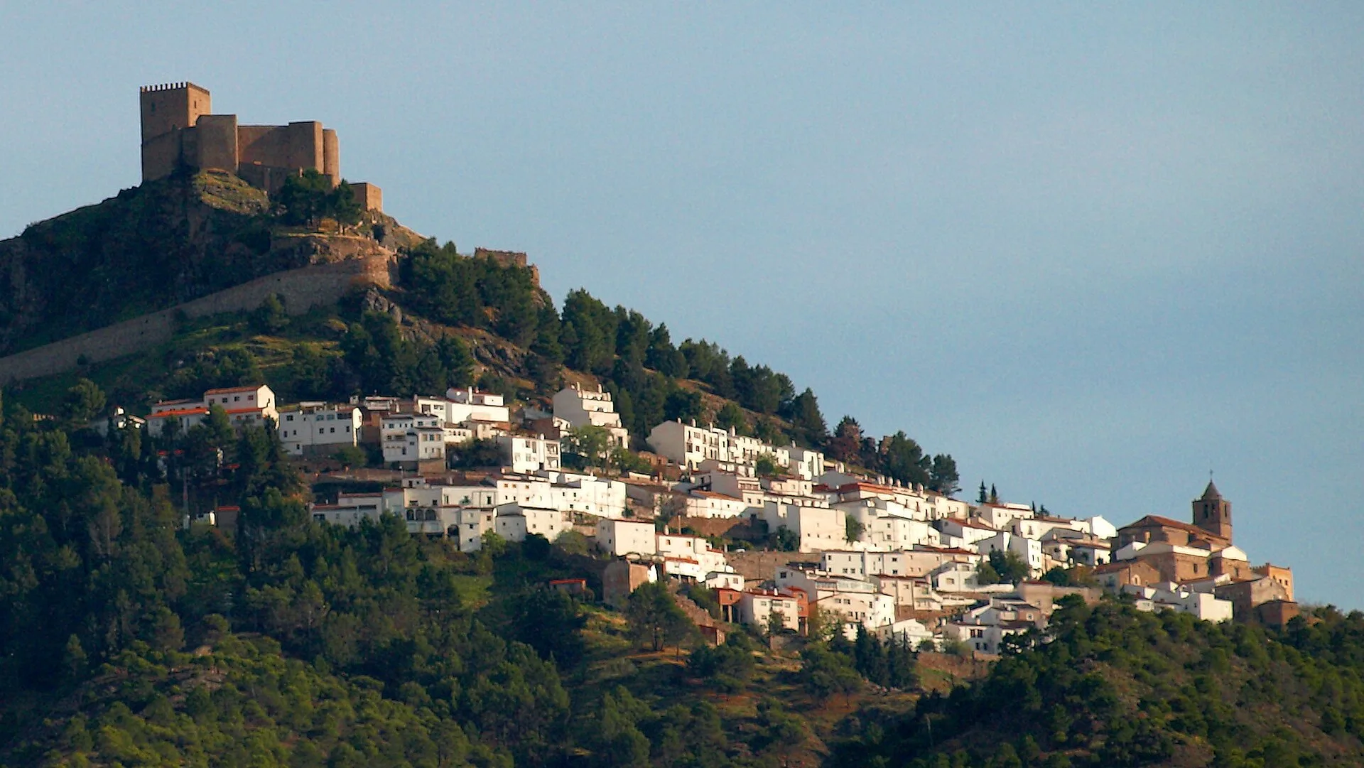 Segura de la Sierra con su castillo en lo alto