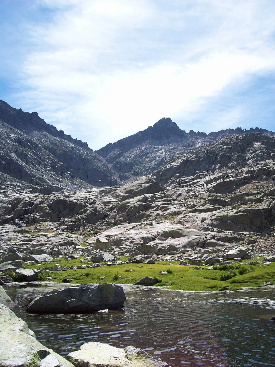 Laguna Grande de Gredos con el Almanzor