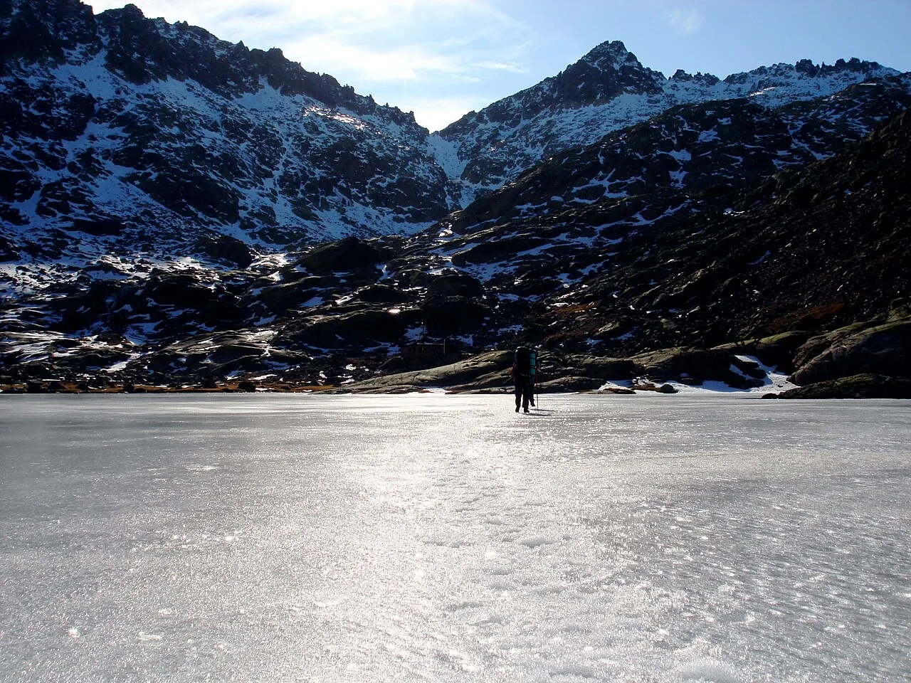 Laguna Grande de Gredos helada en invierno