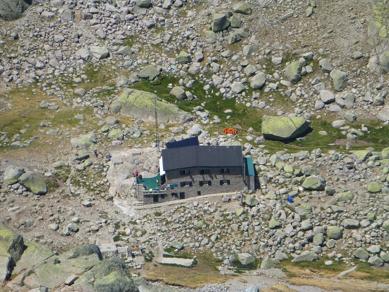 Refugio Elola junto a la Laguna Grande de Gredos