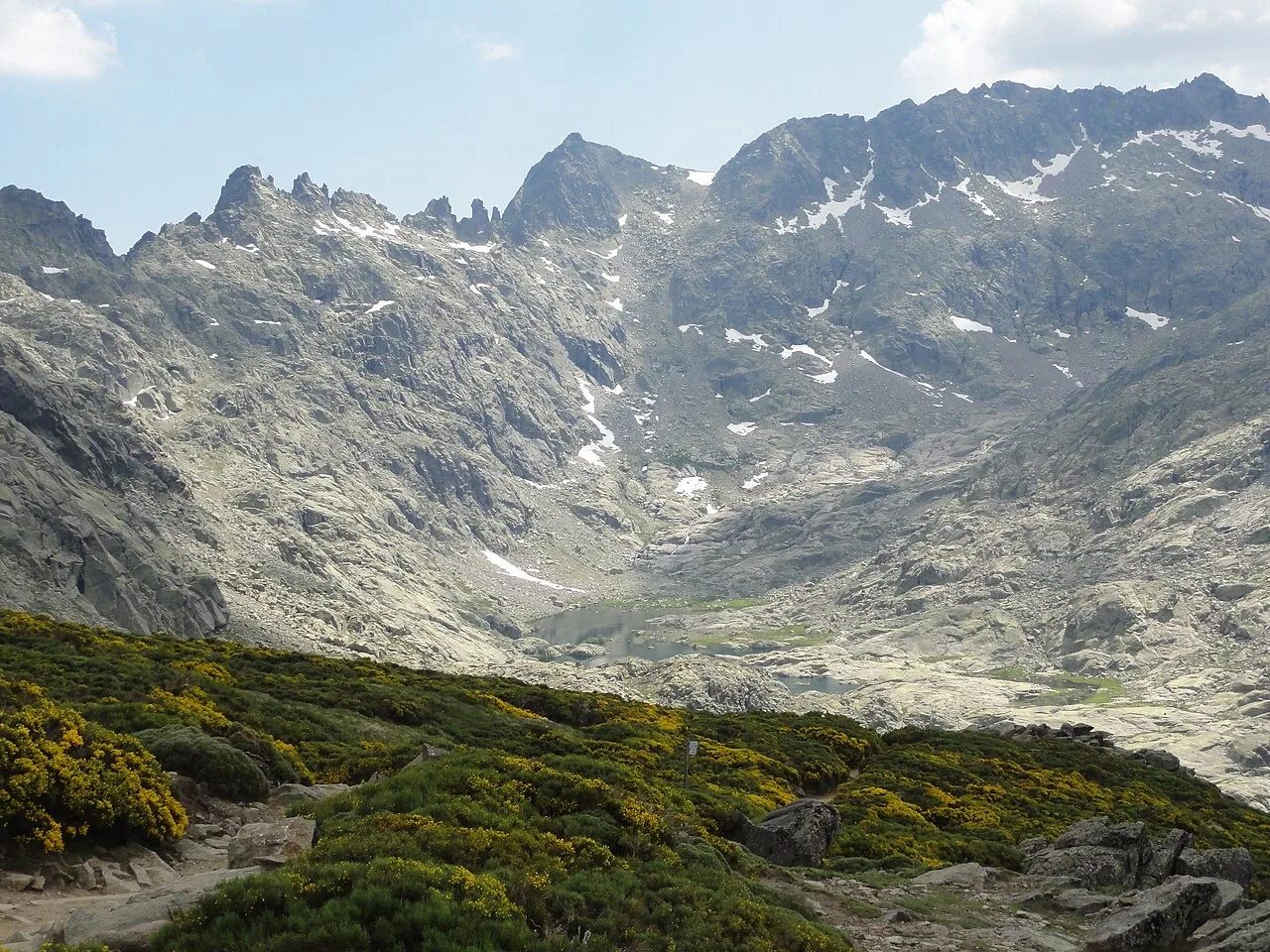 Senda empedrada hacia la Laguna Grande de Gredos