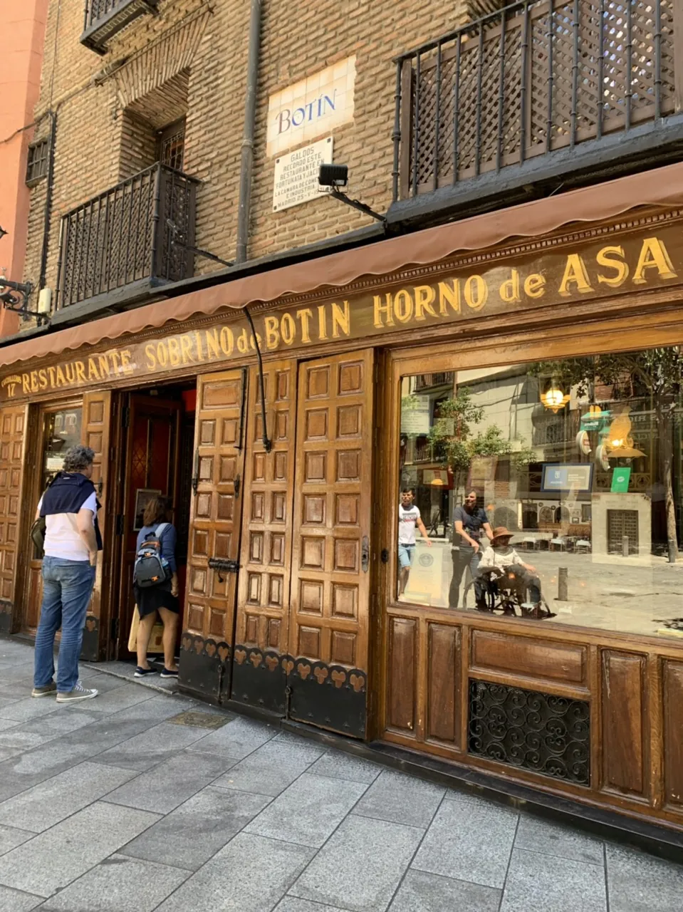 Entrada del restaurante Sobrino de Botín