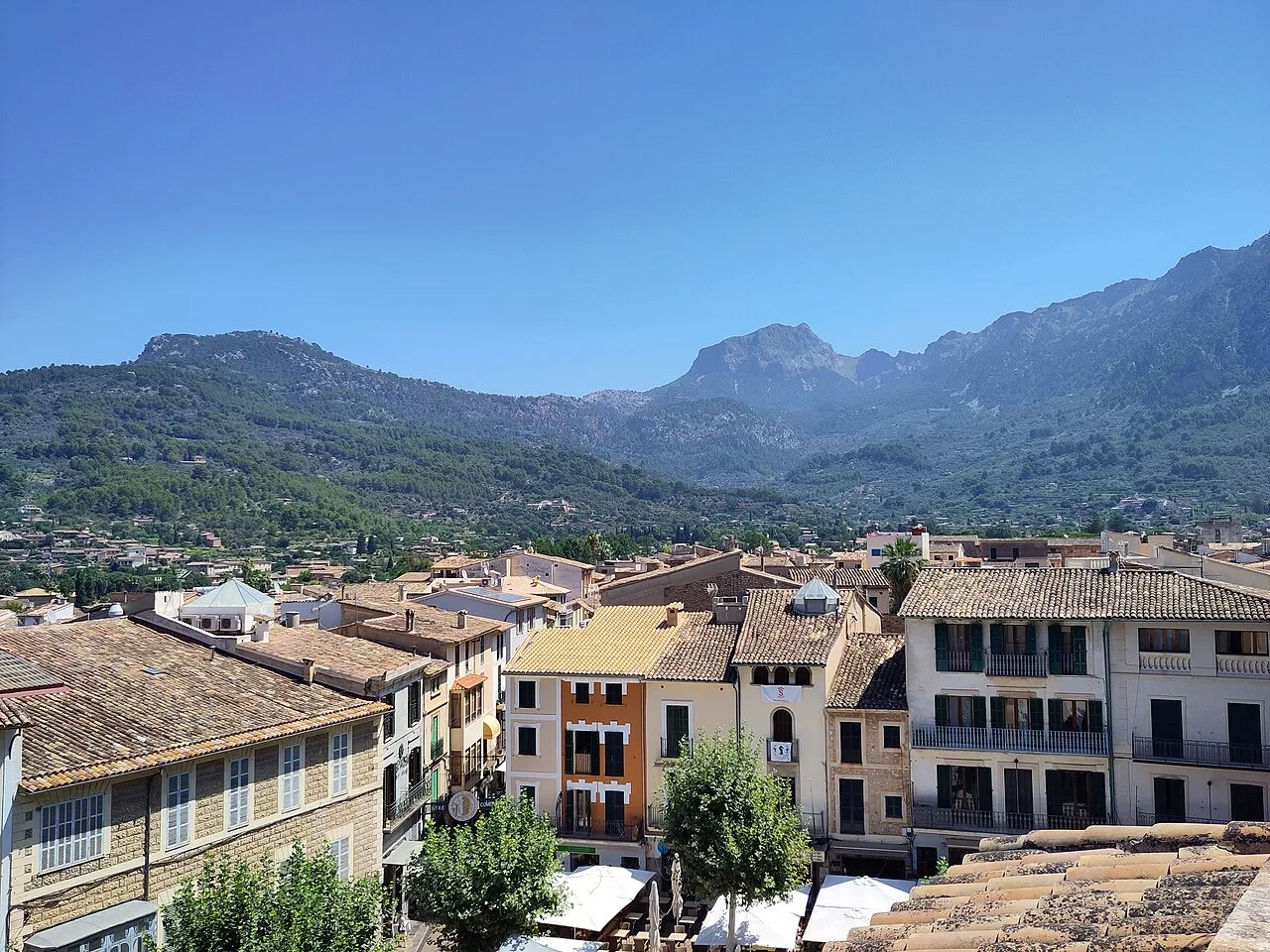 Tejados de Sóller con la Serra de Tramuntana