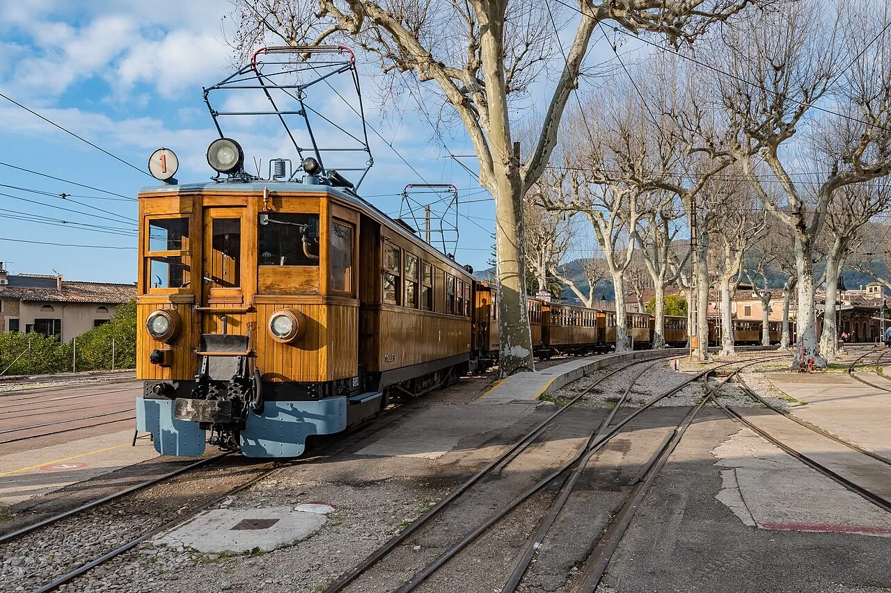 Qué ver en Sóller: el tren de madera, el puerto y la Serra de Tramuntana