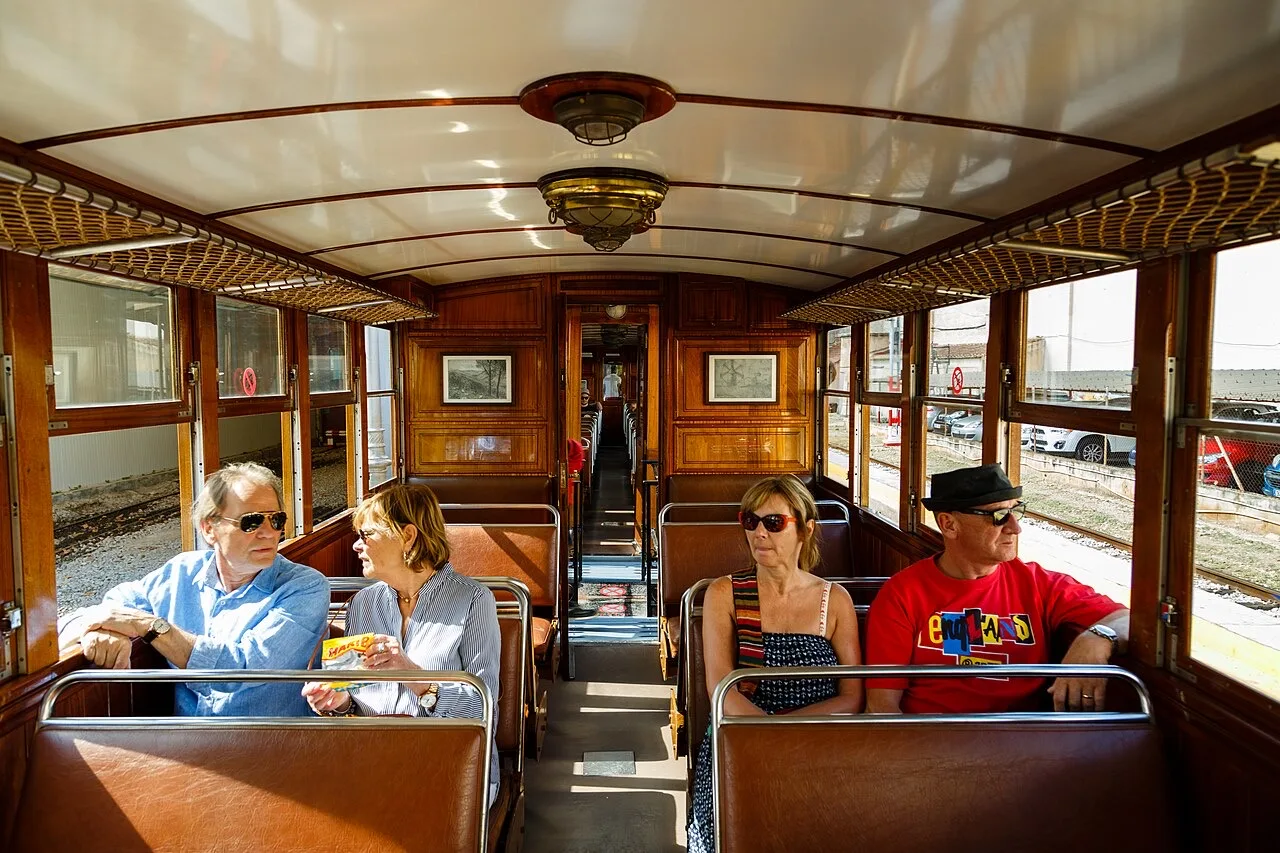 Interior de un vagón de madera del Tren de Sóller