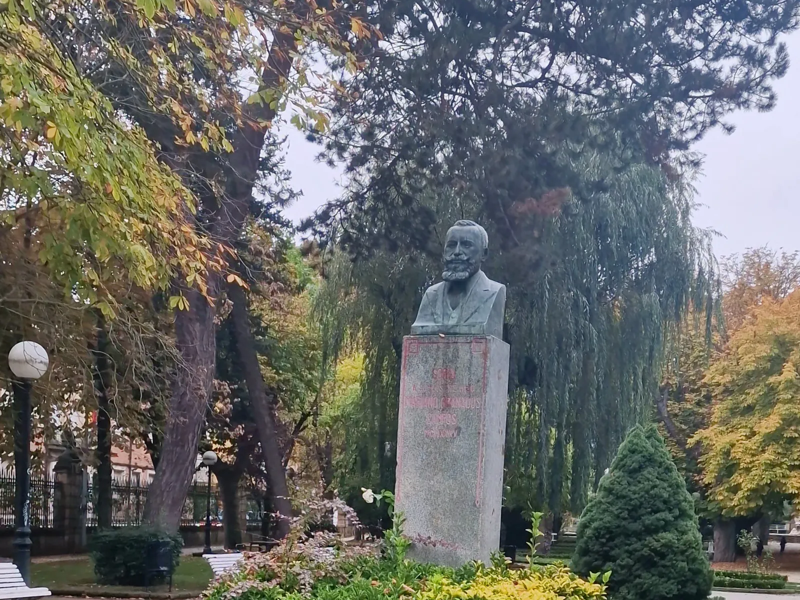 Busto sobre pedestal entre jardines en la Alameda de Cervantes