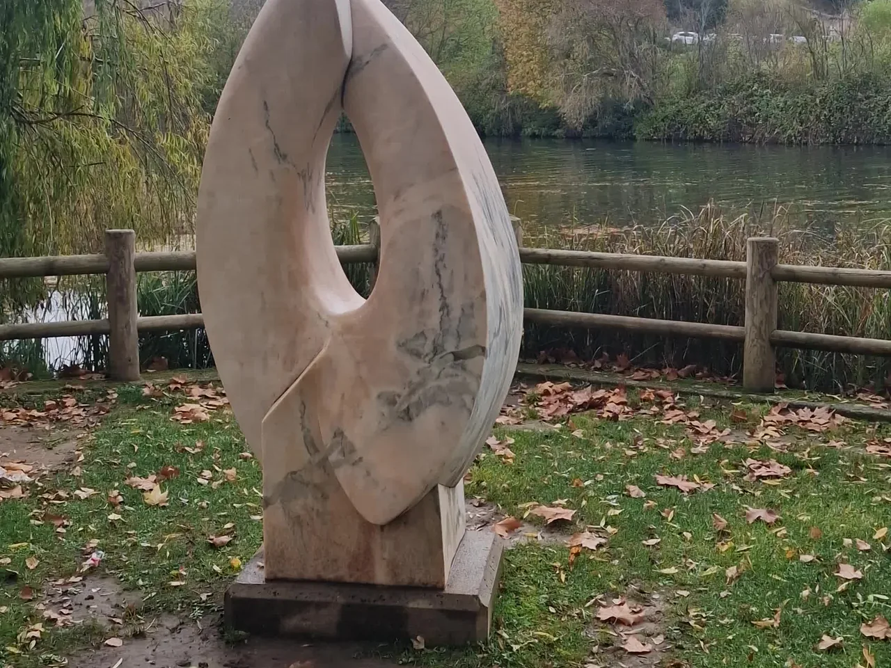 Escultura junto al río