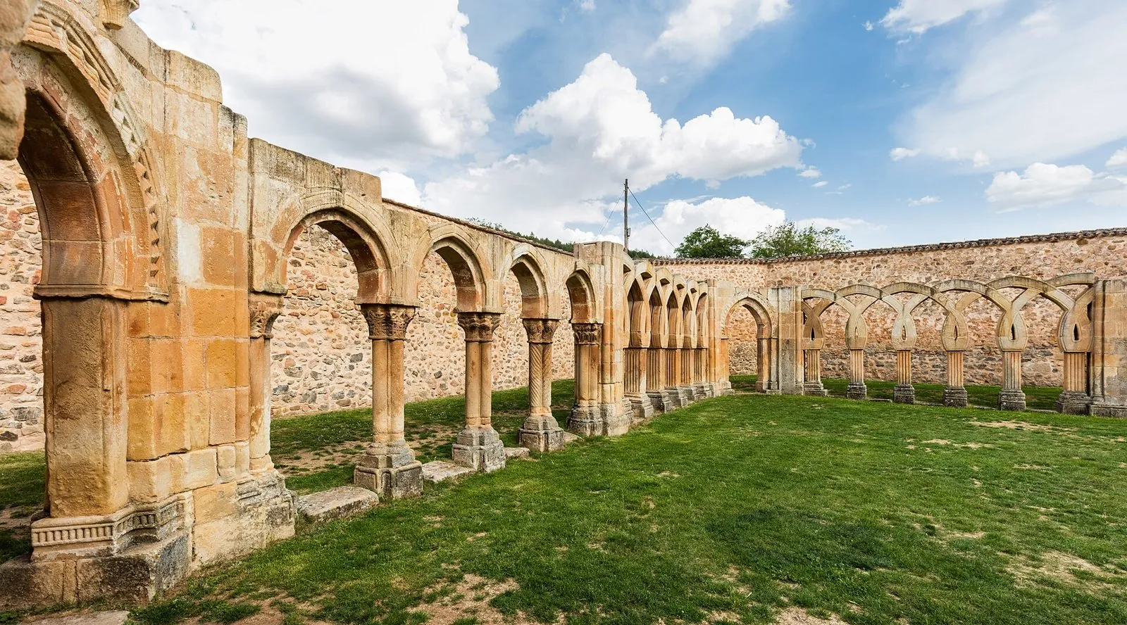 Arcos entrecruzados del claustro de San Juan de Duero en Soria