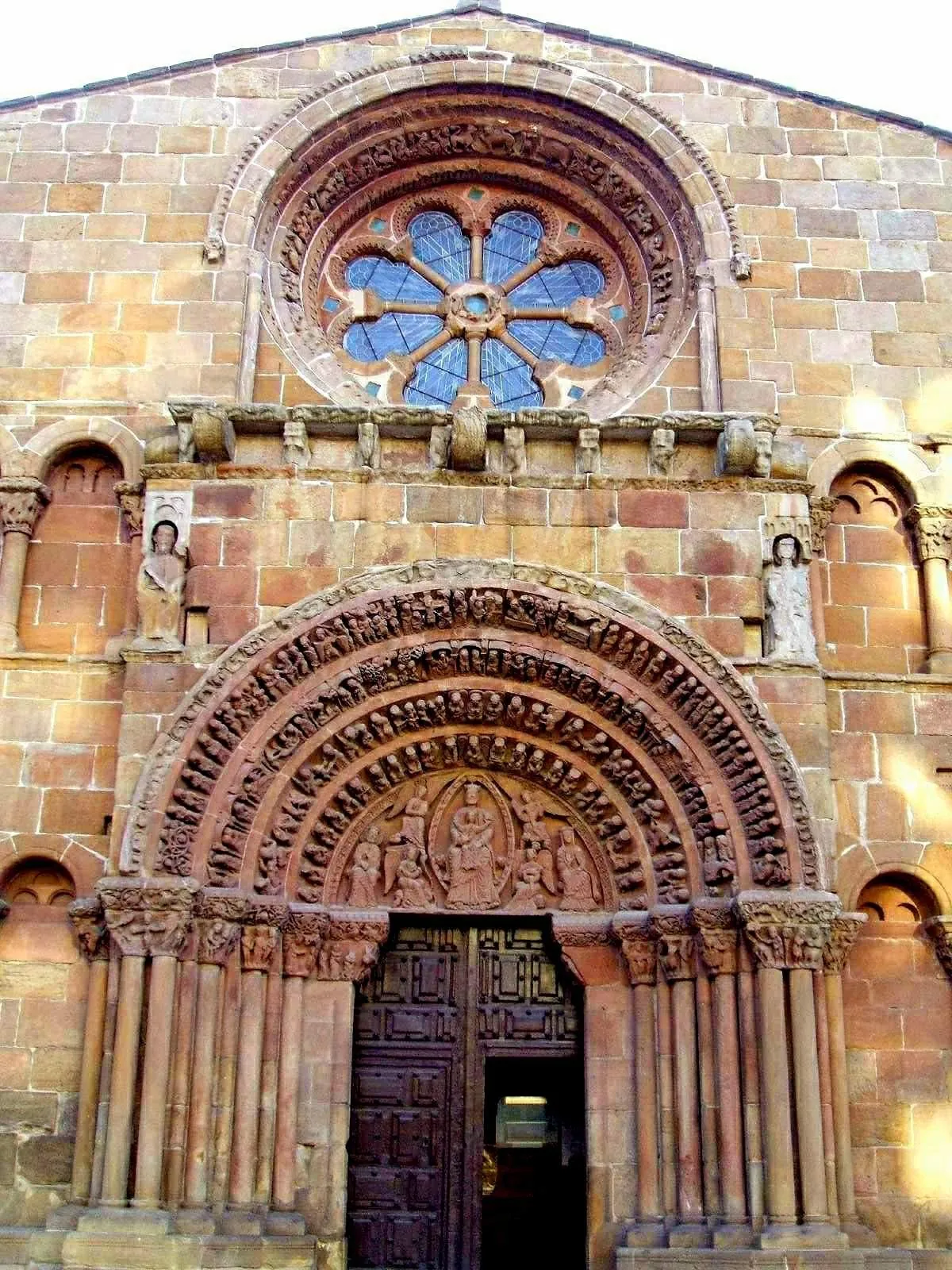 Fachada románica de la iglesia de Santo Domingo de Soria con rosetón