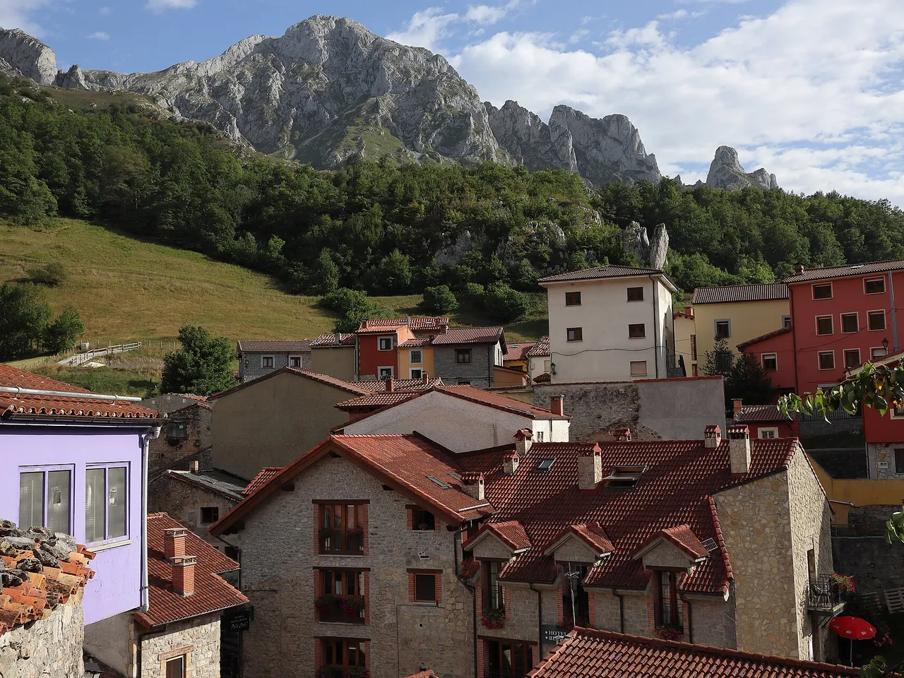 Calles y casas de Sotres con montañas al fondo