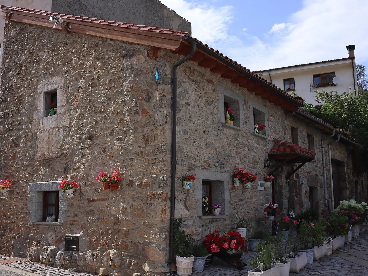 Casa de piedra con flores en Sotres