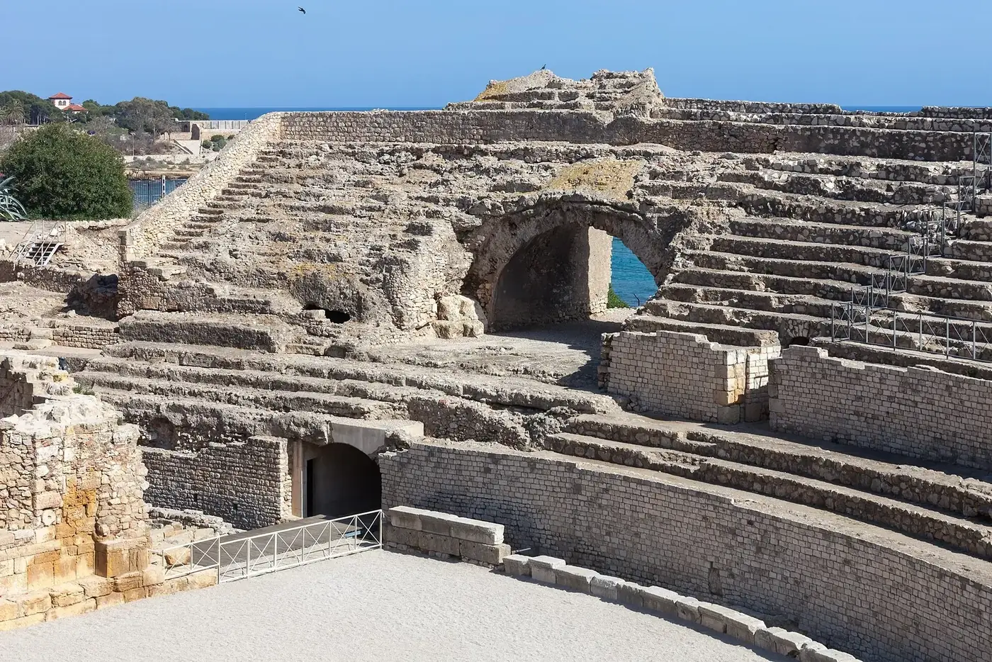 Gradas del anfiteatro romano de Tarragona frente al mar