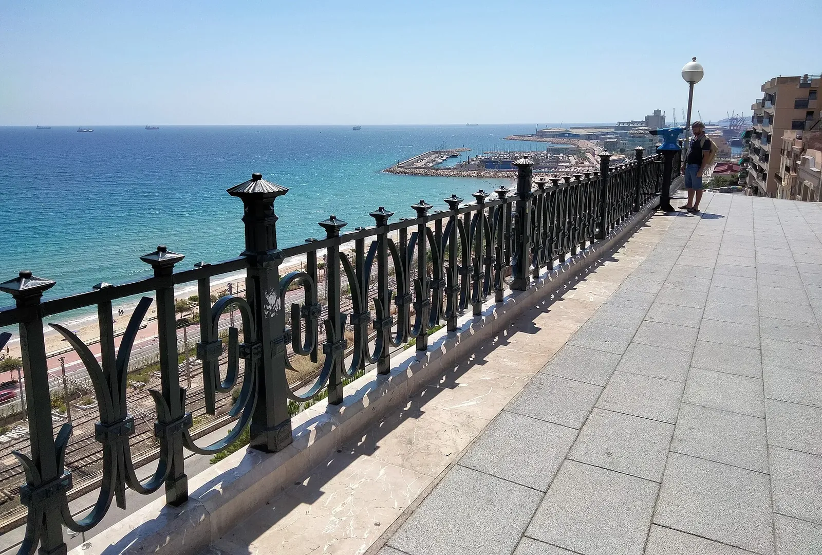 Balcó del Mediterrani en Tarragona con el mar al fondo