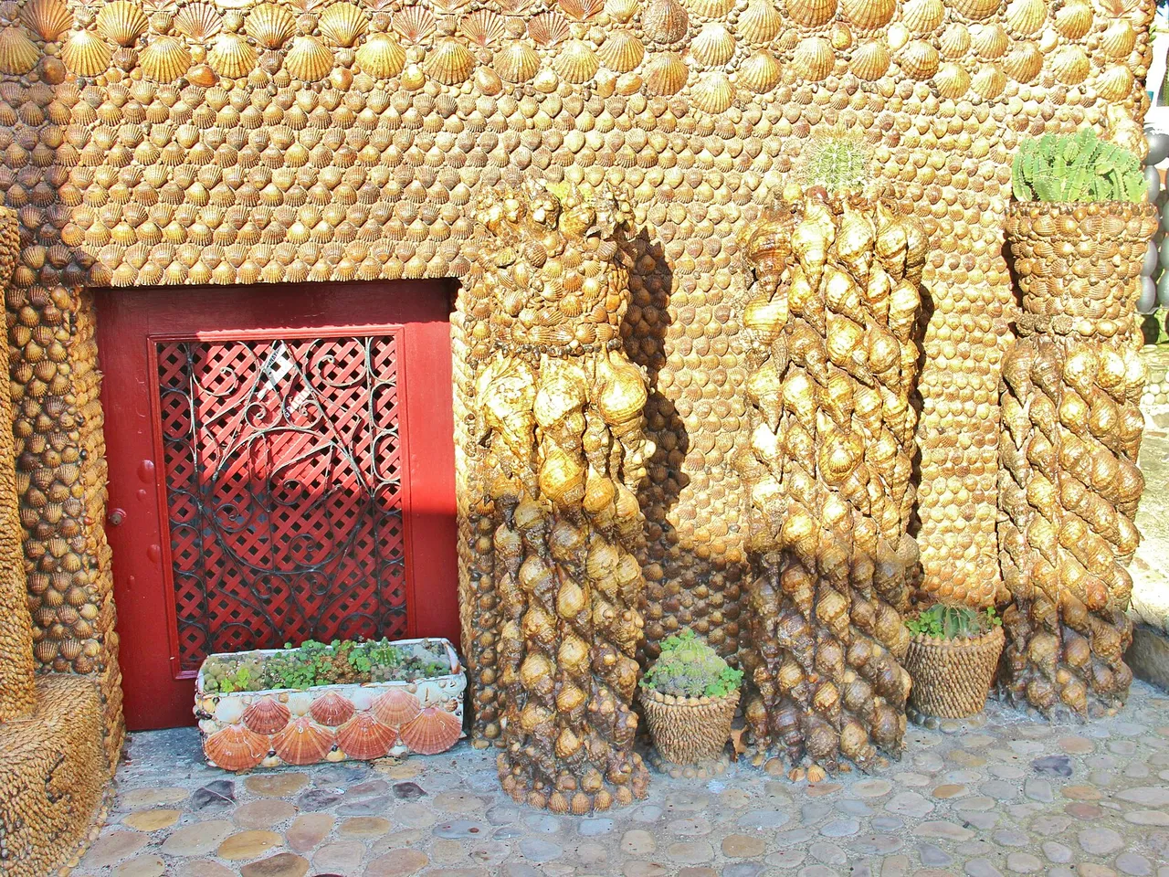 Fachada de la Casa de las Conchas en Tazones