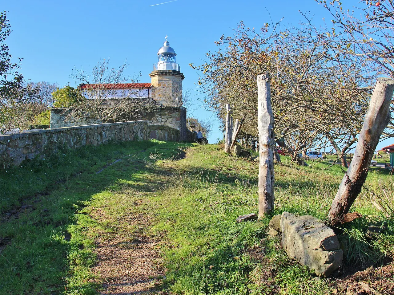 Faro de Tazones