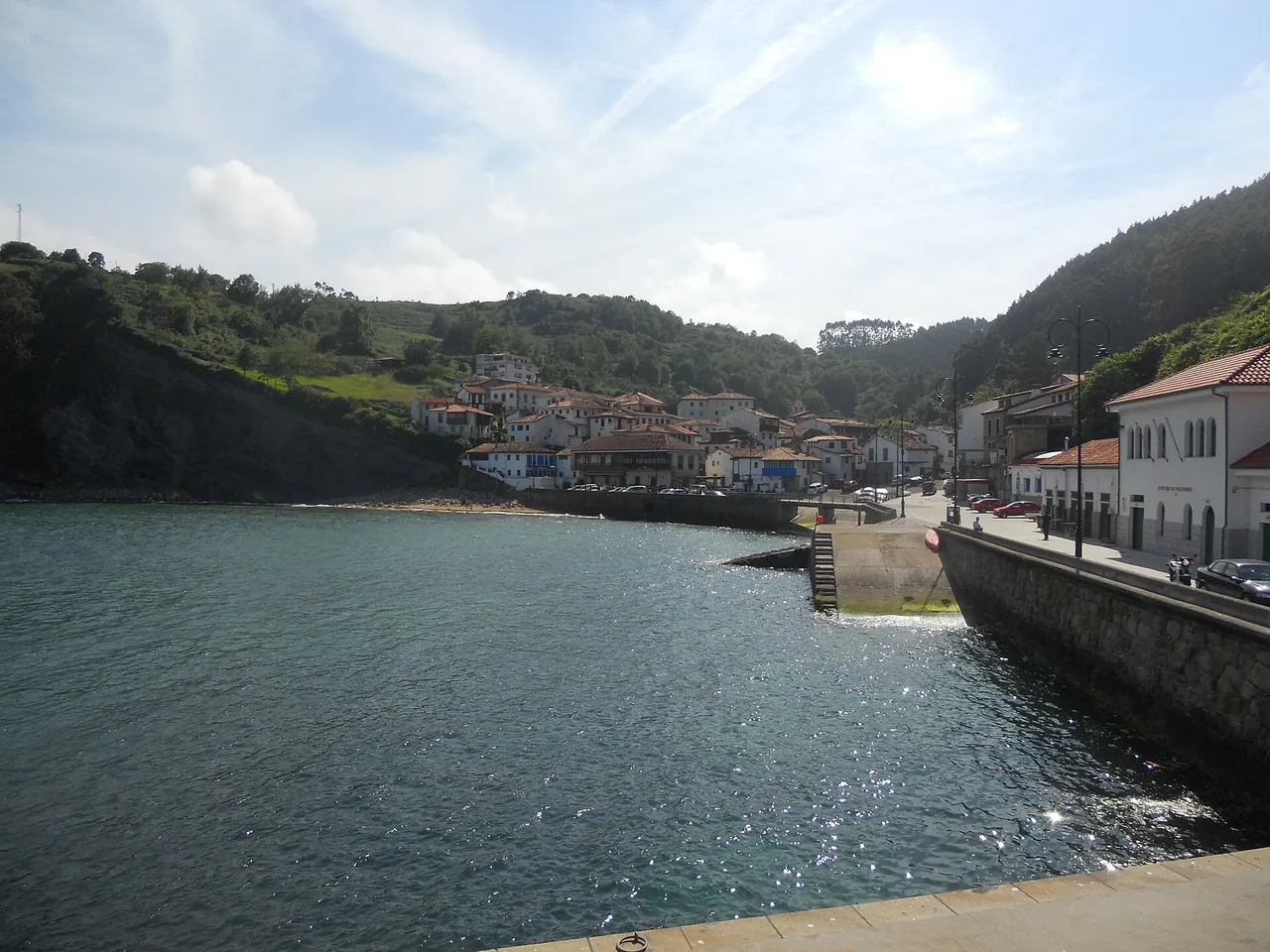 Puerto de Tazones con barcas