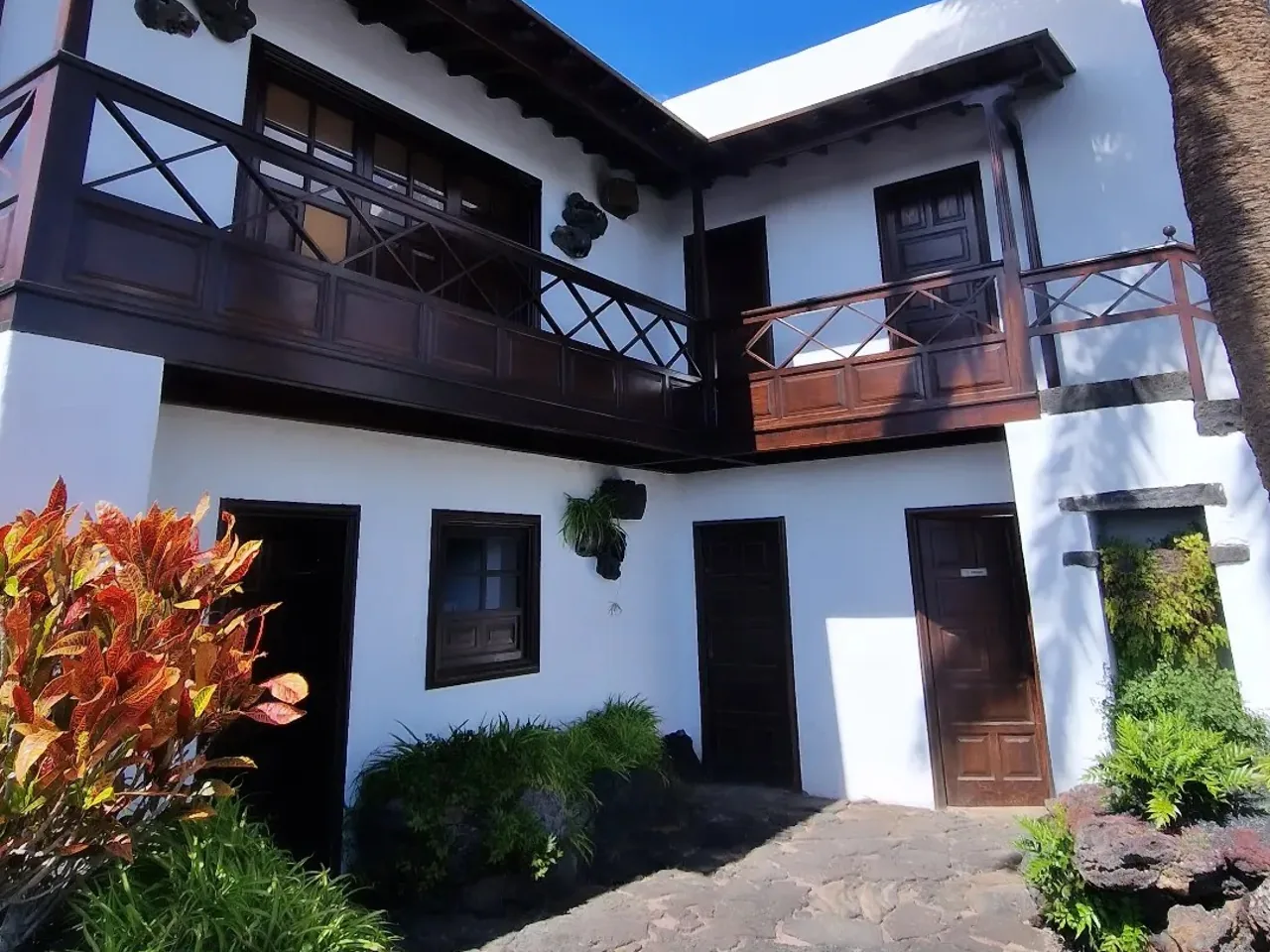 Casa blanca con balcón de madera en Teguise