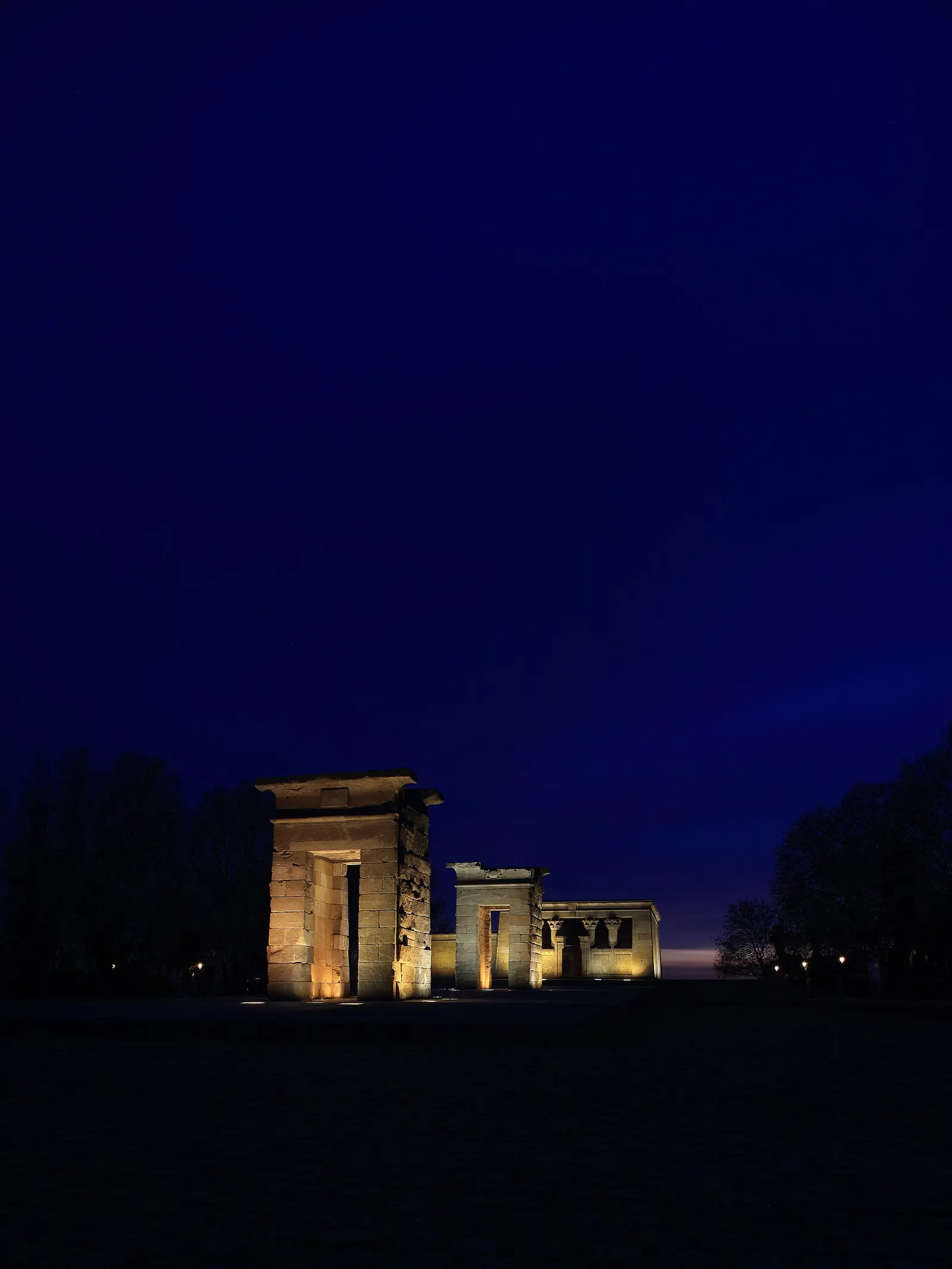 Templo de Debod iluminado de noche