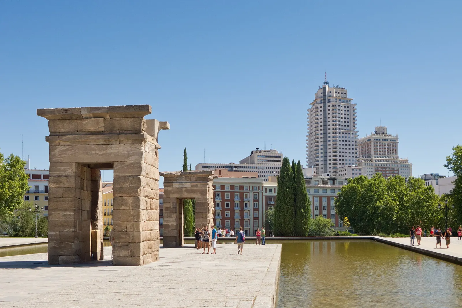 Templo de Debod con la Torre de Madrid