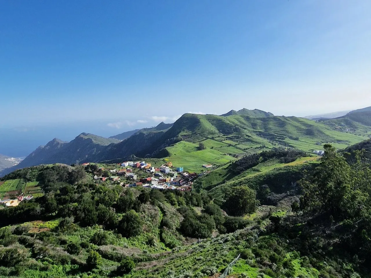 Montañas y caseríos del macizo de Anaga