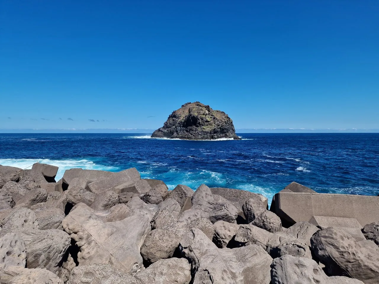 Roque de Garachico frente a la costa