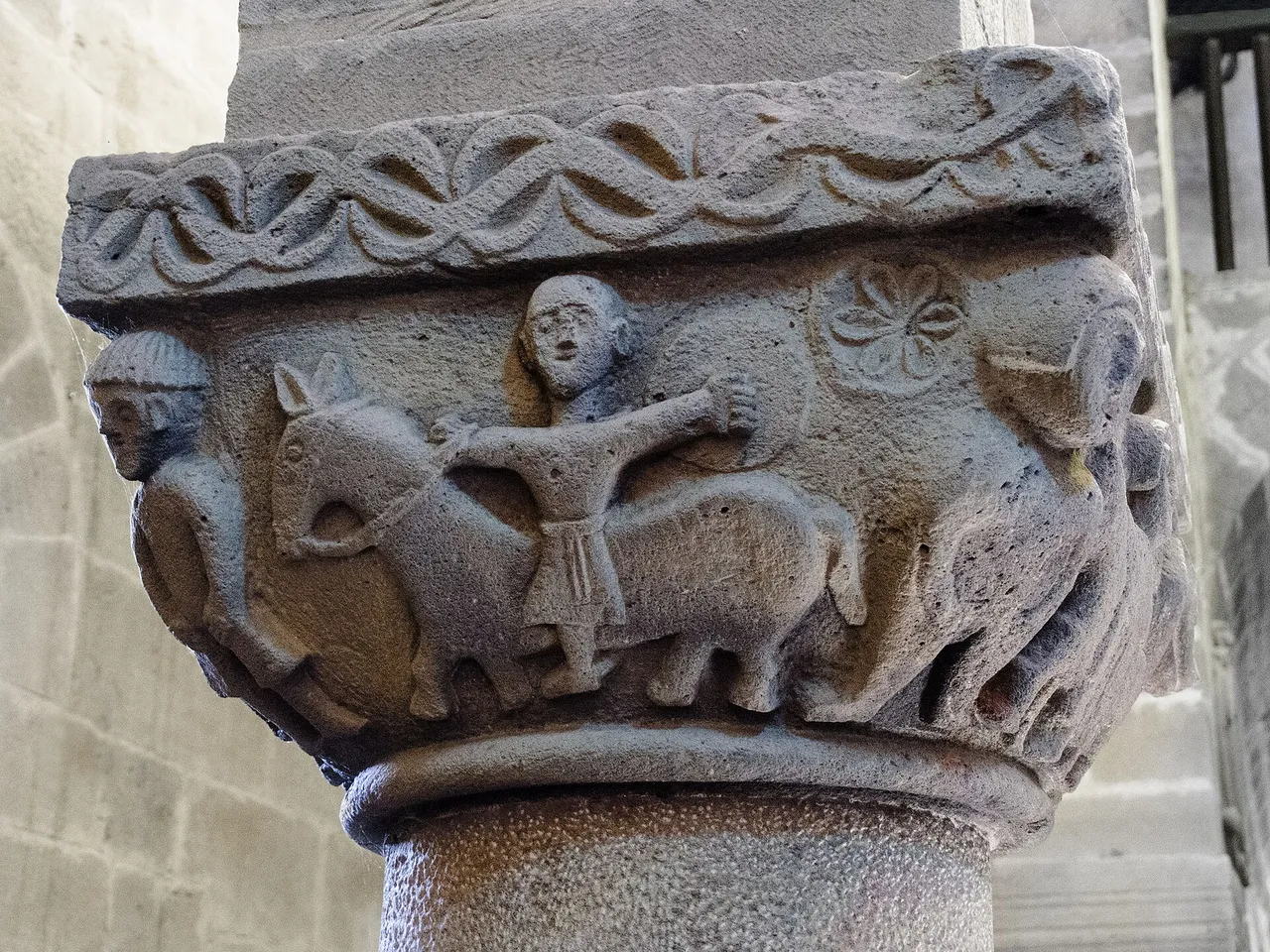 Capitel esculpido en San Pedro de Teverga