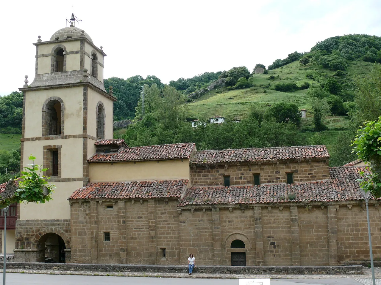 Fachada de la Colegiata de San Pedro de Teverga