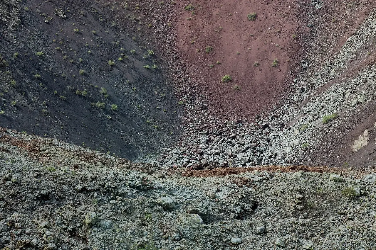 Cráter volcánico en el Parque Nacional de Timanfaya