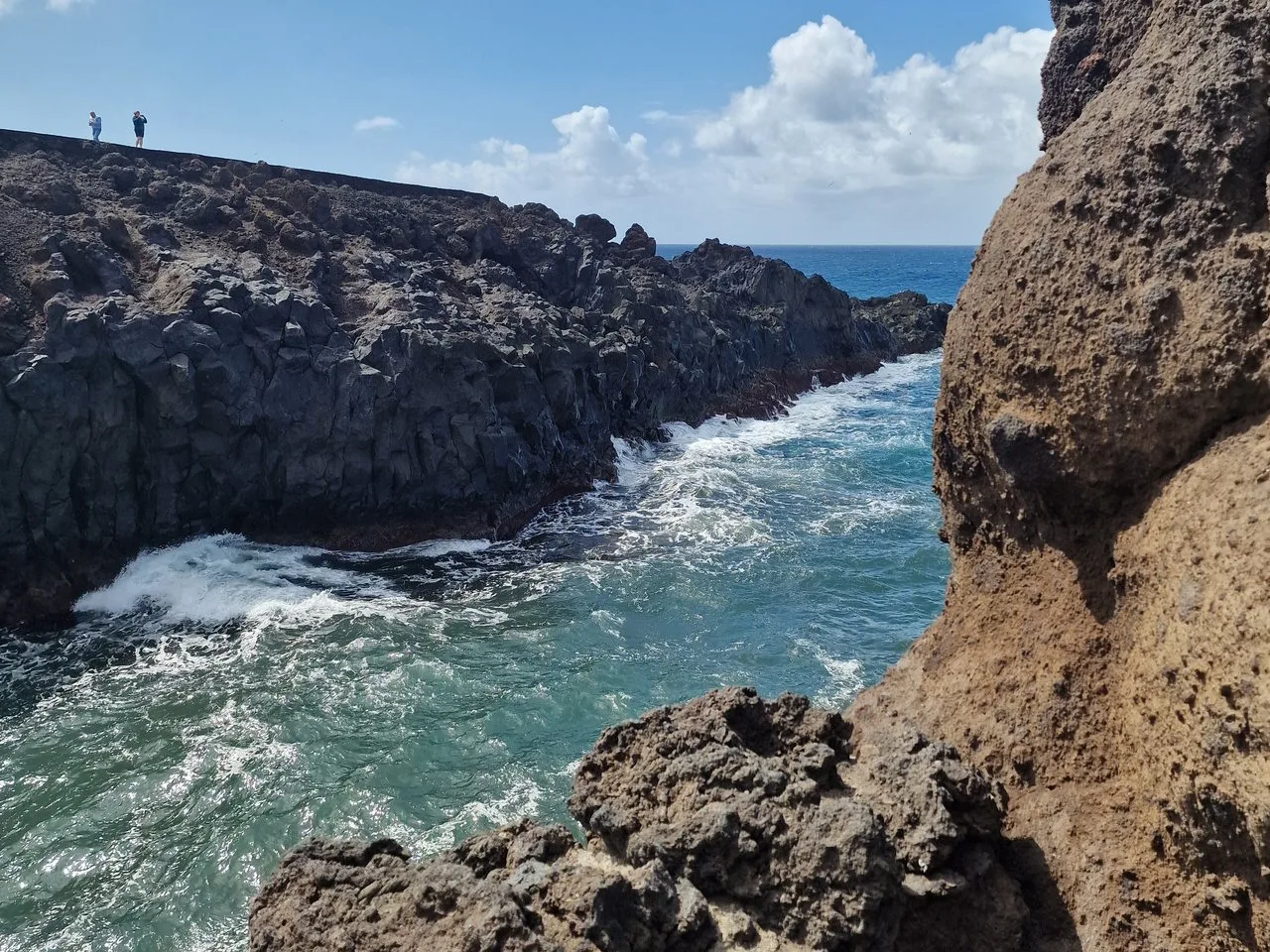 El mar entrando entre la lava en Los Hervideros
