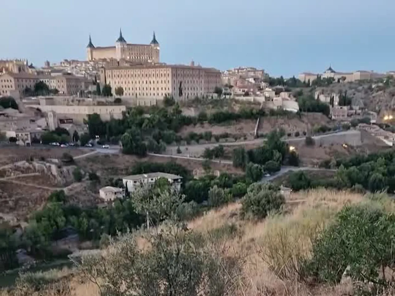 El Alcázar de Toledo sobre la ciudad