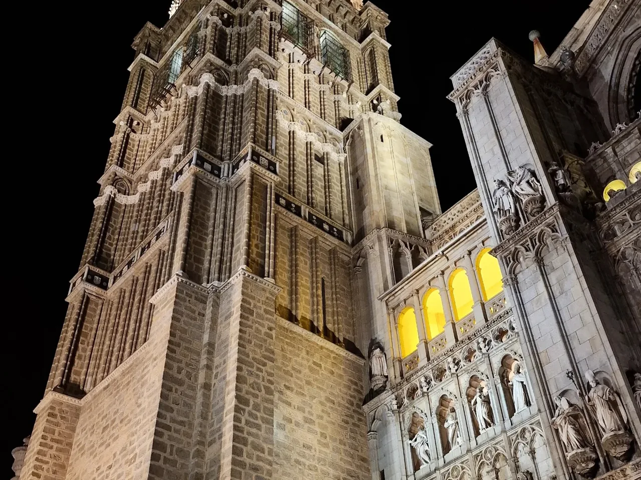Torre de la catedral de Toledo iluminada de noche