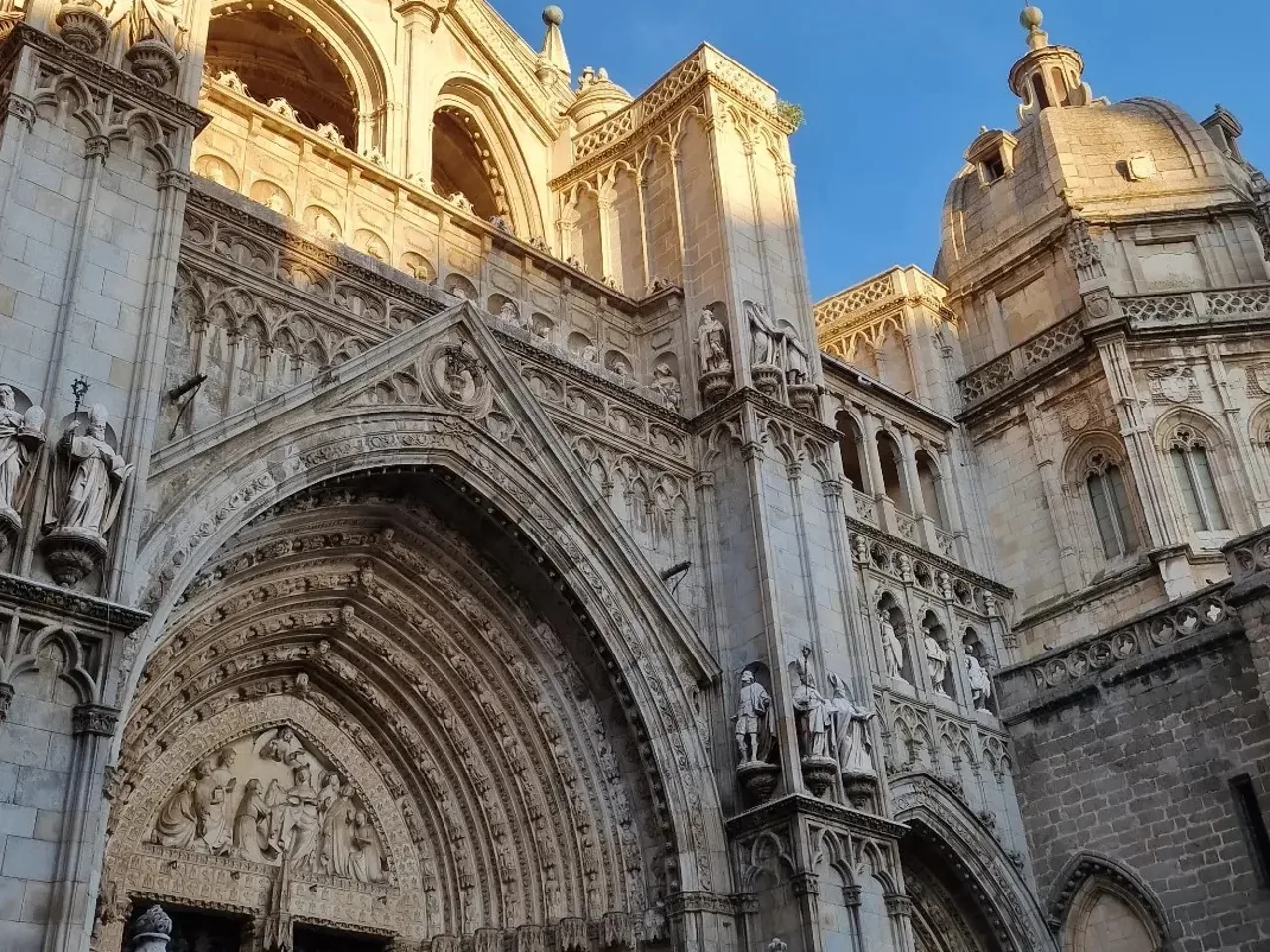 Portada gótica de la catedral de Toledo con esculturas