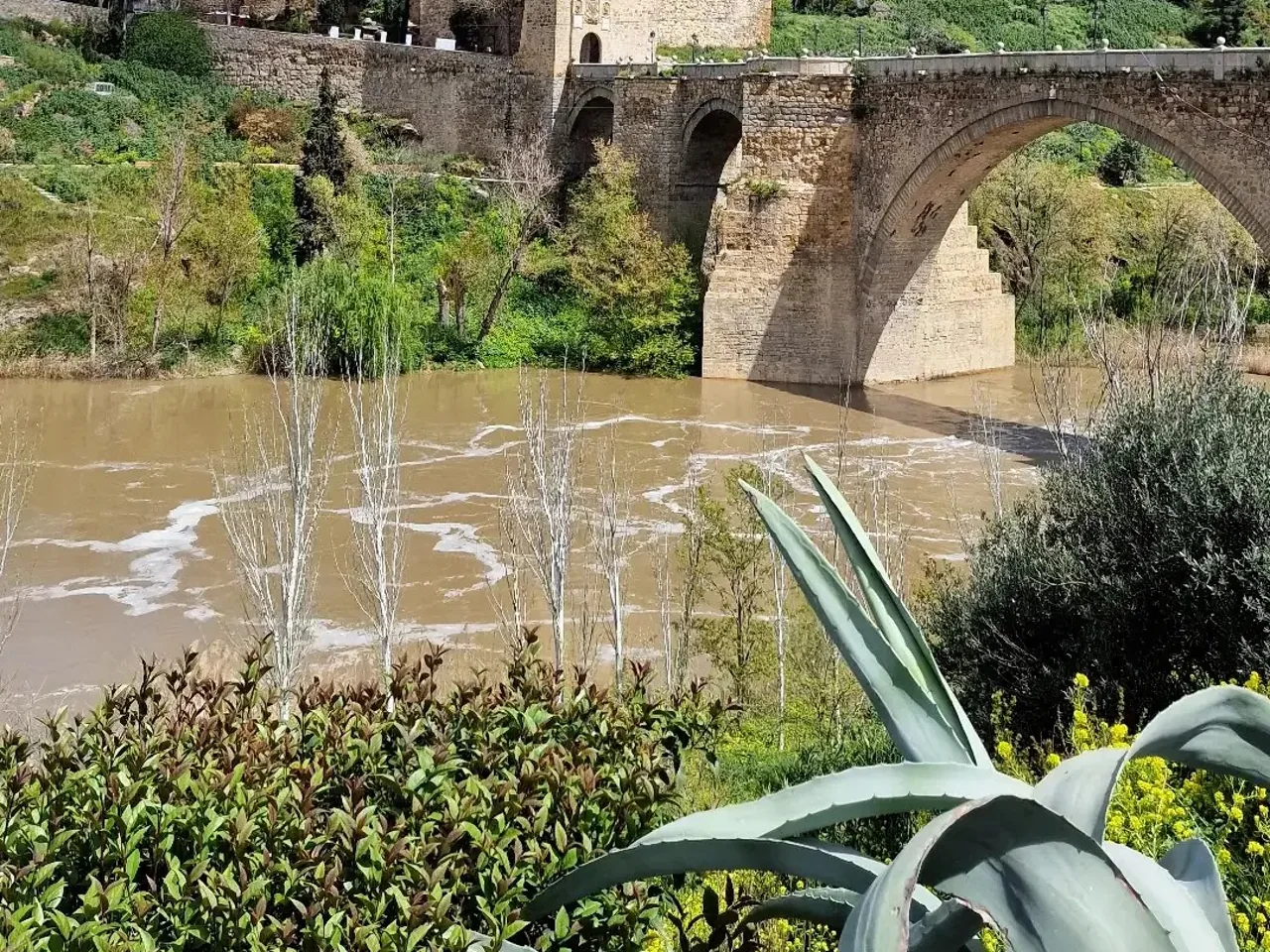 Puente medieval sobre el río Tajo en Toledo
