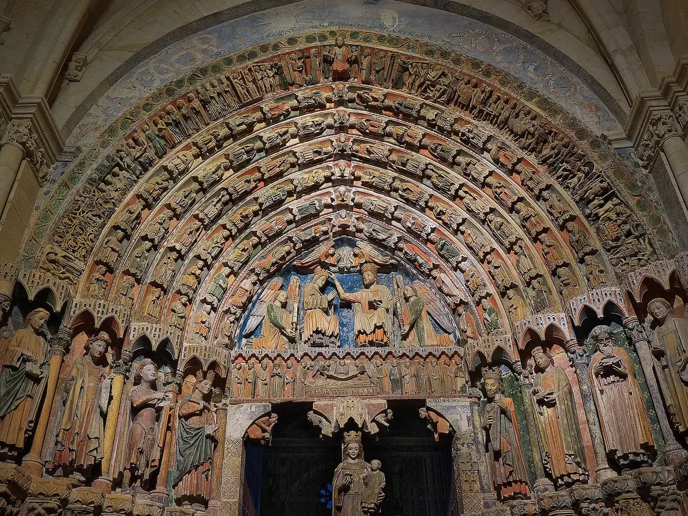 Arquivoltas policromadas del Pórtico de la Majestad de Toro