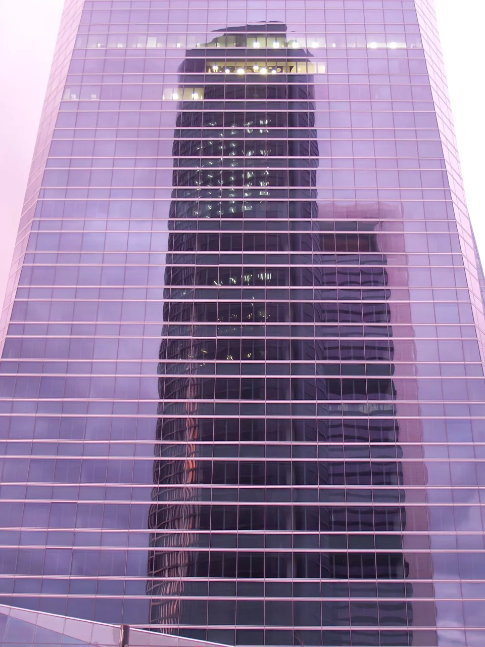 Otras torres reflejadas en la Torre de Cristal