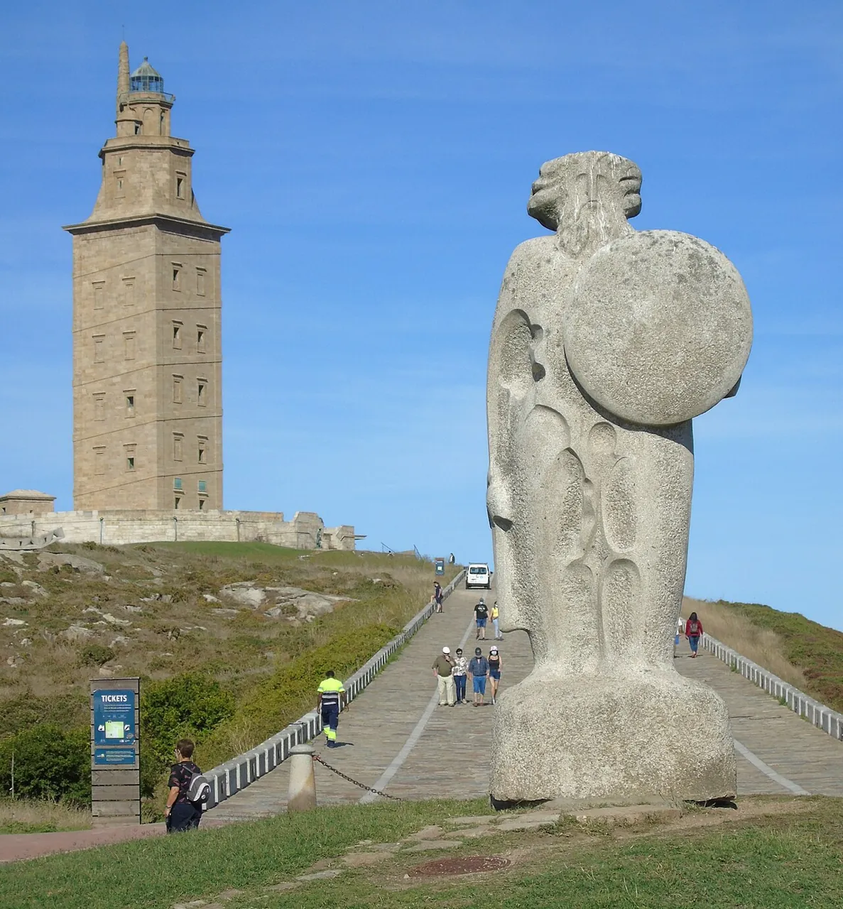Estatua de Breogán junto a la Torre de Hércules
