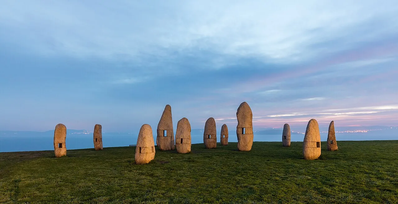 Los Menhires del parque de la Torre de Hércules