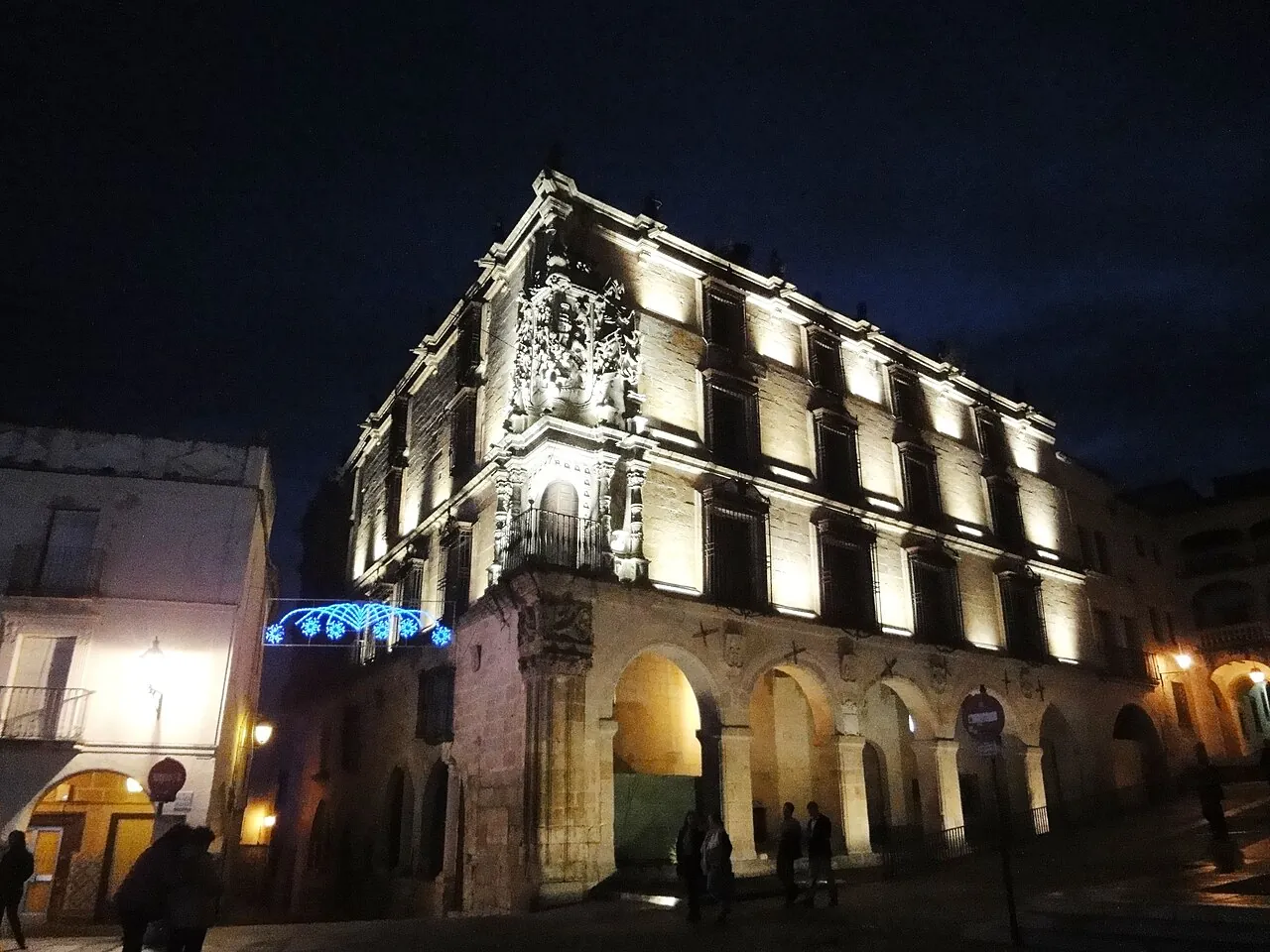 Palacio de la Conquista de Trujillo iluminado de noche