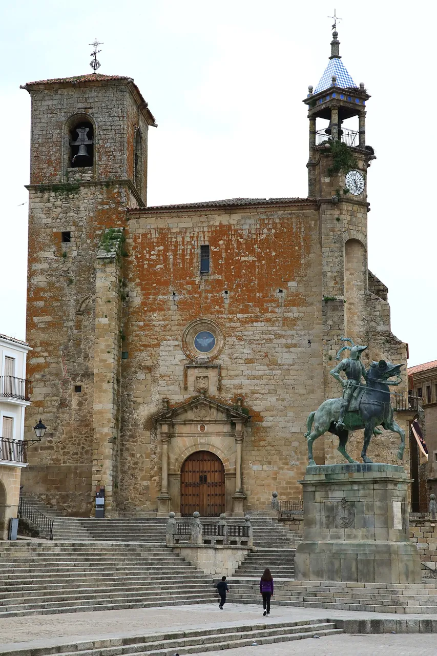Plaza Mayor de Trujillo con la iglesia de San Martín y la estatua de Pizarro
