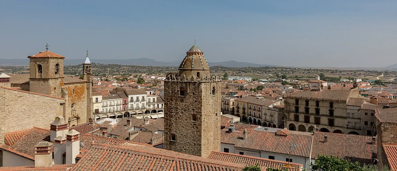 Vista de Trujillo y la dehesa desde el castillo
