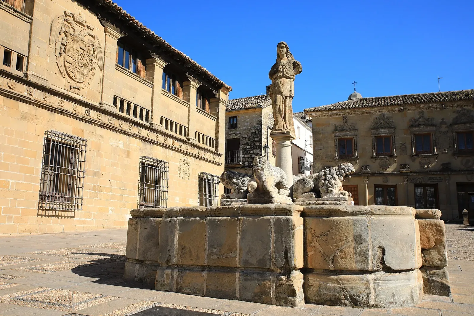 Plaza del Pópulo de Baeza con la fuente de los Leones