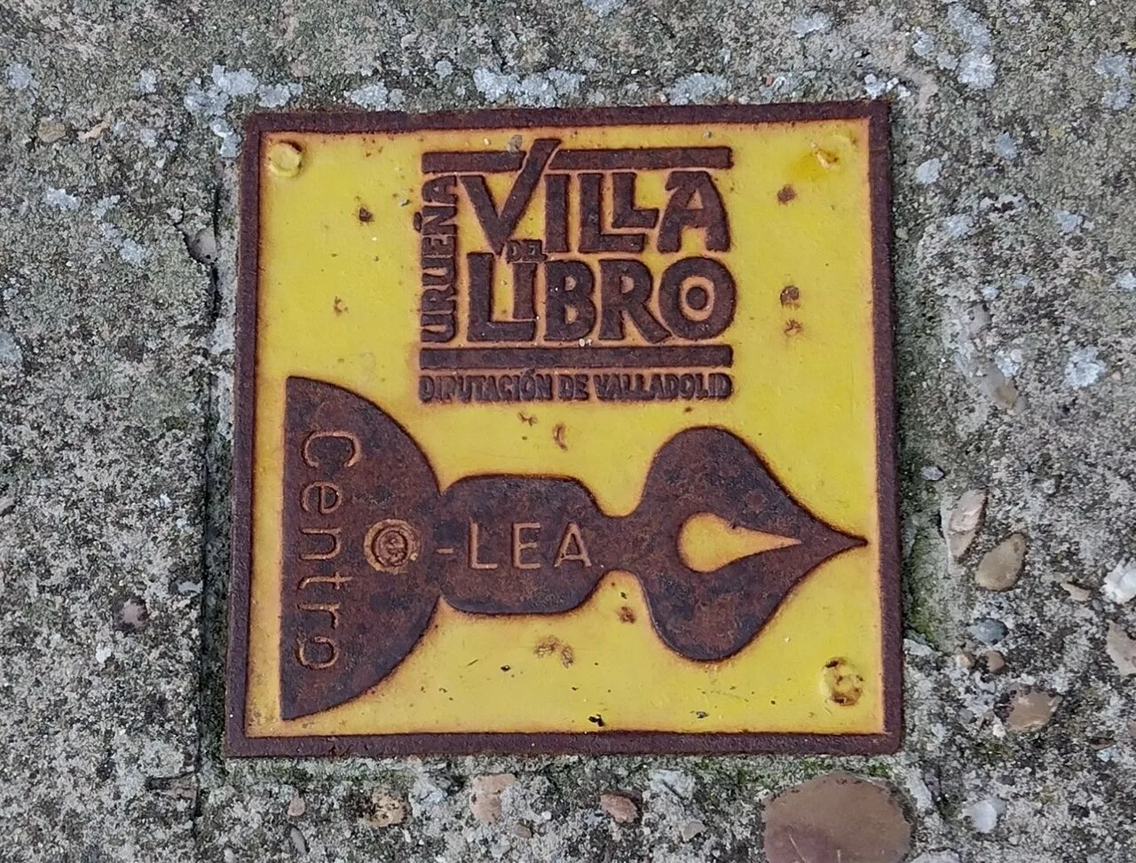 Placa de la Villa del Libro en el suelo de Urueña