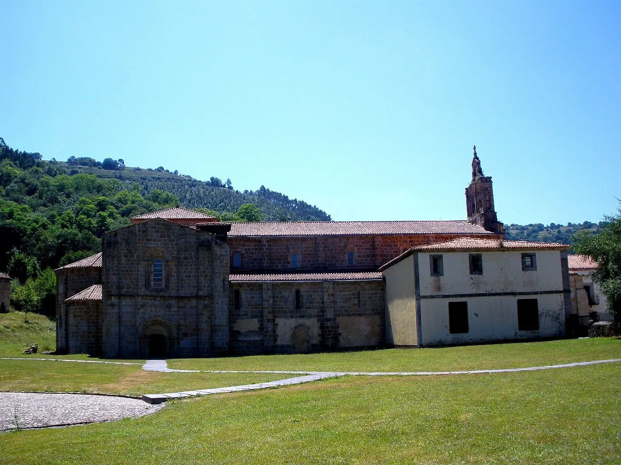 Fachada del monasterio de Valdediós