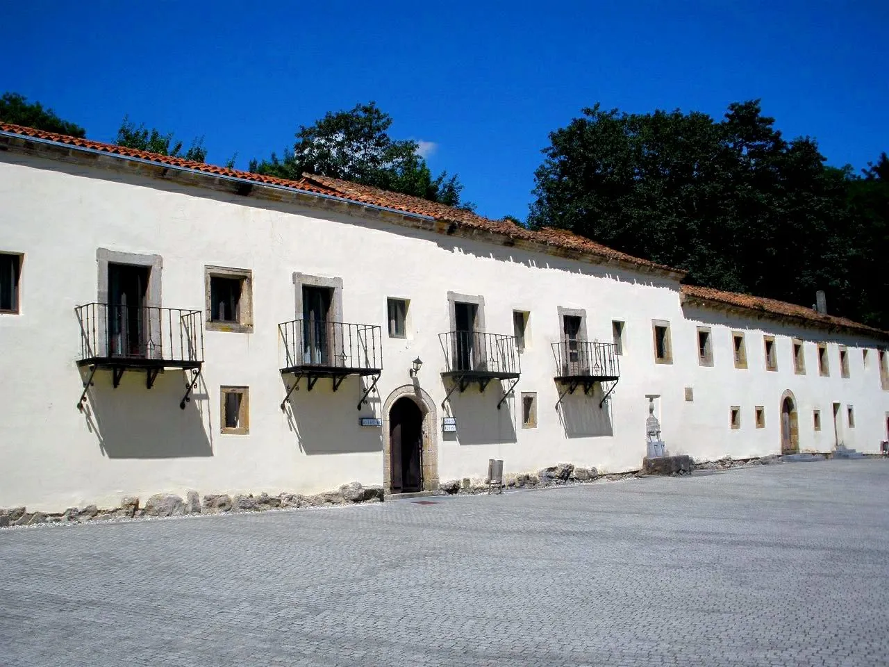 Edificio del monasterio de Valdediós con balcones
