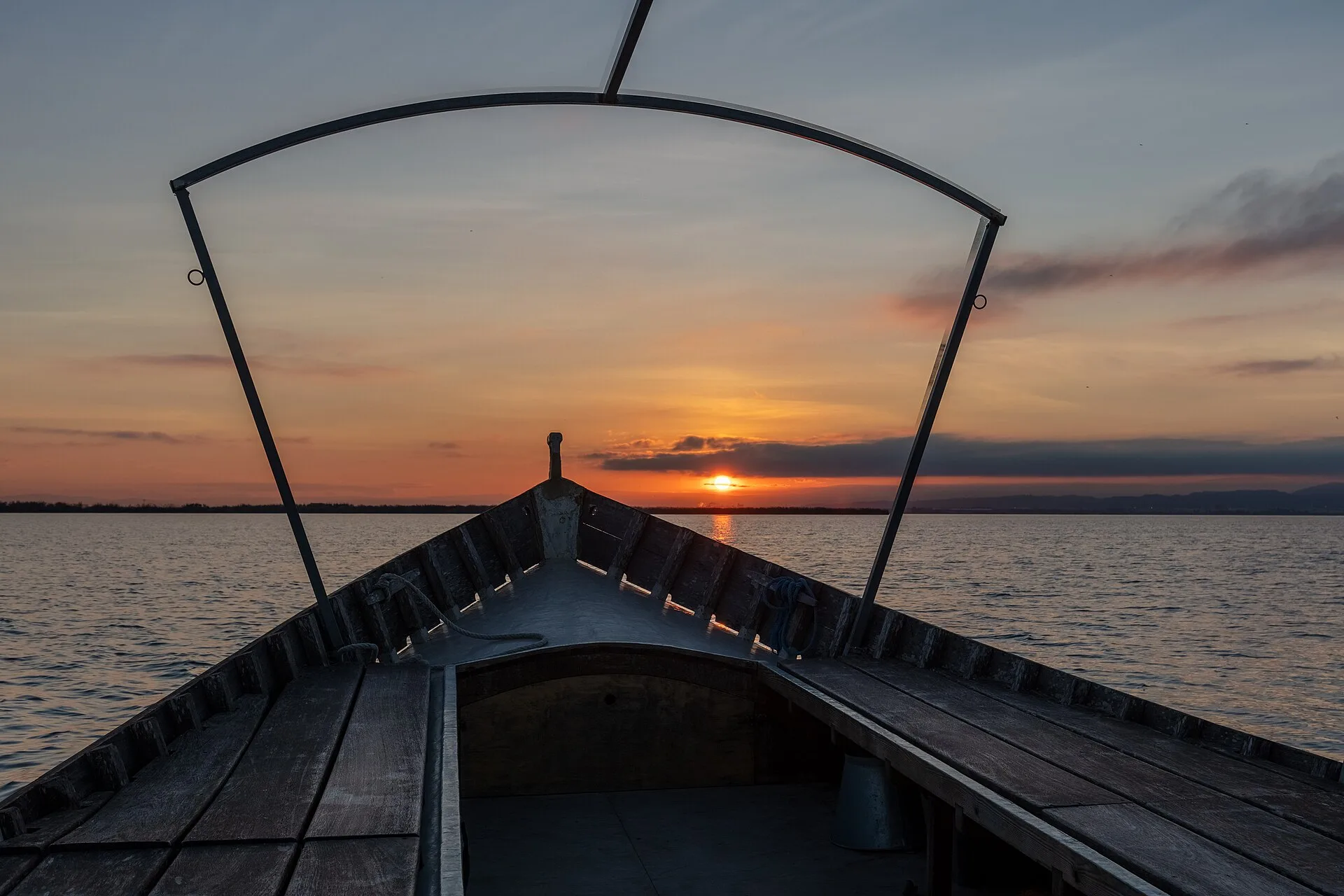 Barca en la Albufera de Valencia al atardecer