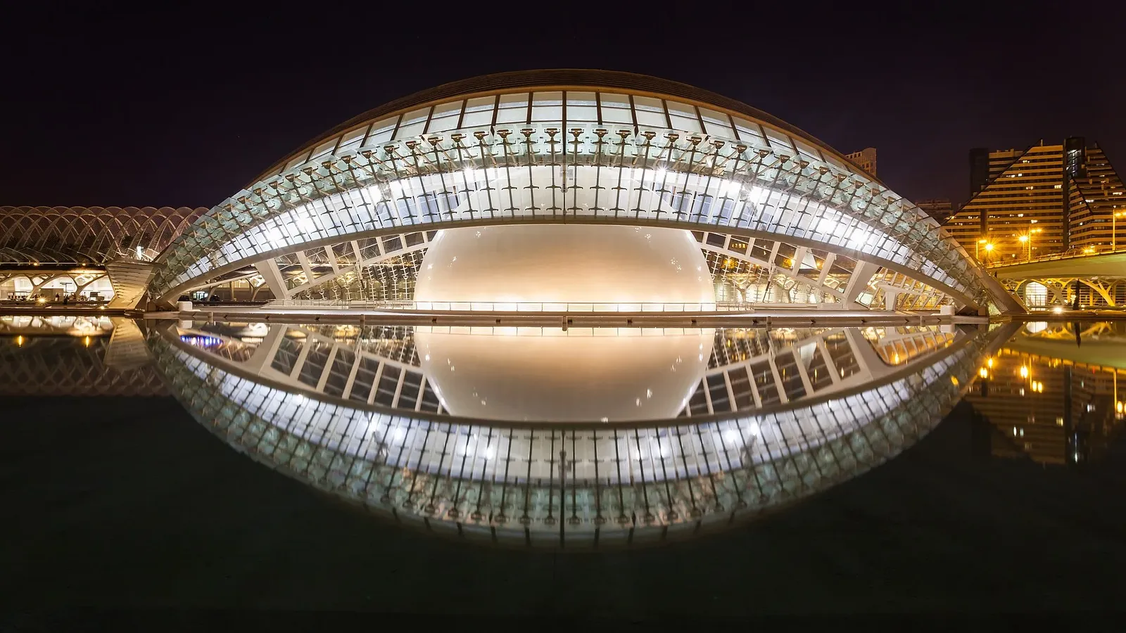 L'Hemisfèric de la Ciudad de las Artes y las Ciencias de Valencia de noche